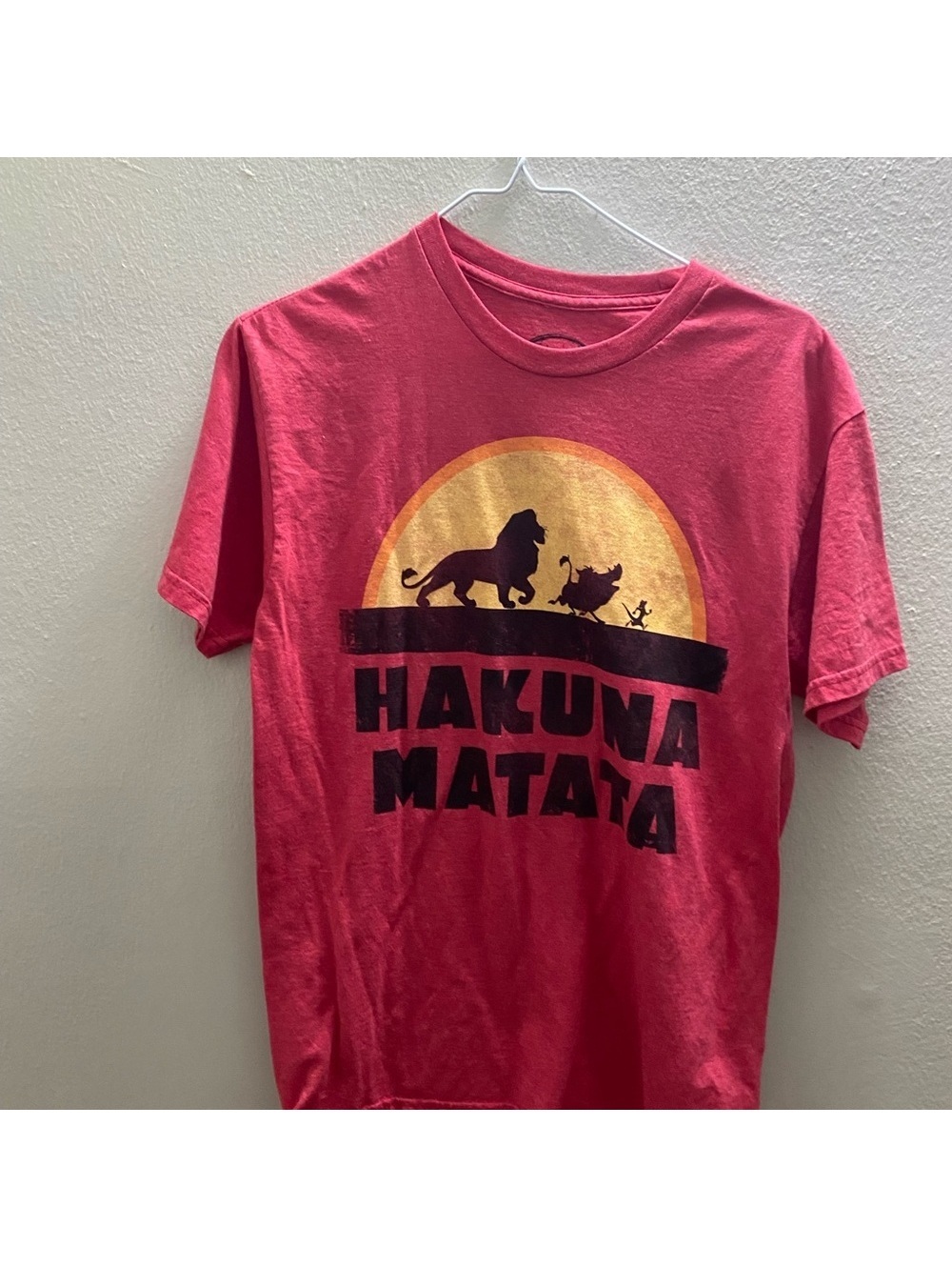 Mens Disney Small Red Hakuna Matata Graphic Tee Tote8